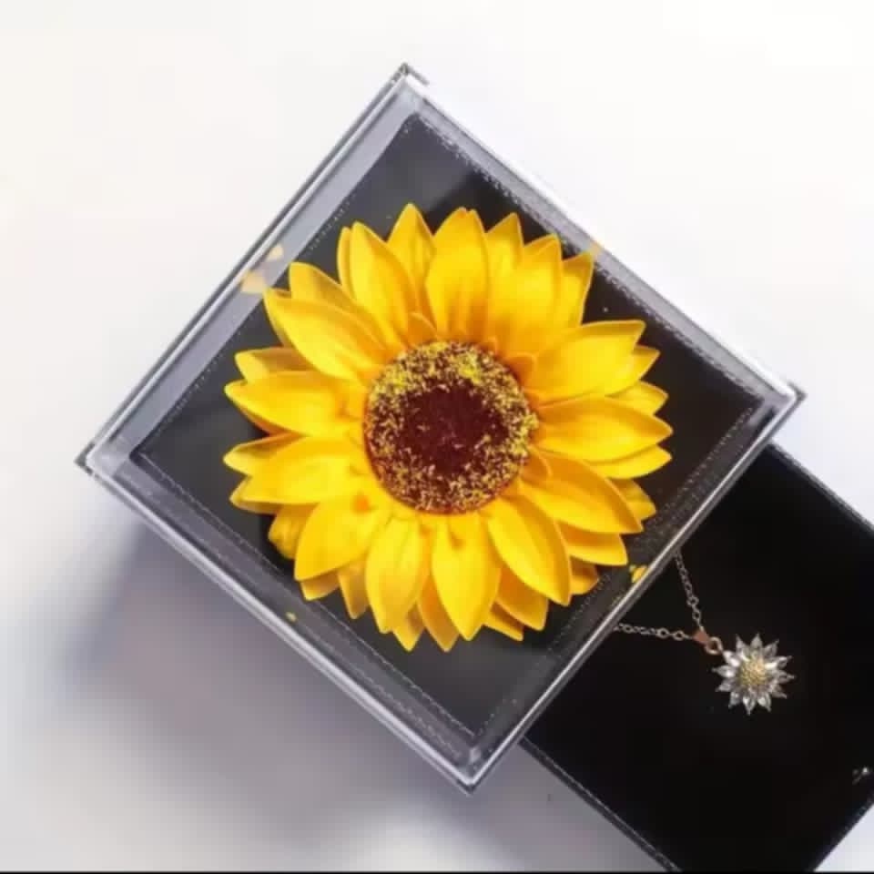 CAJA DE REGALO CON GIRASOL ETERNO Y COLLAR DE GIRASOL CON CRISTALES